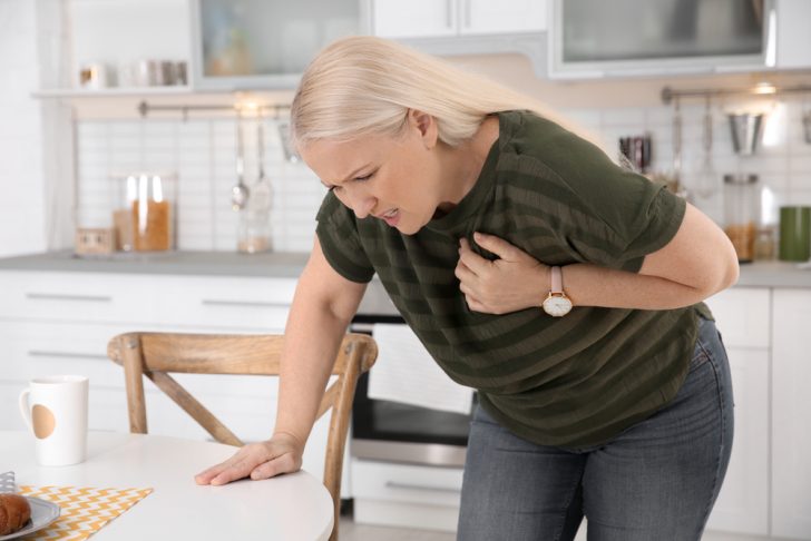woman-having-chest-pain